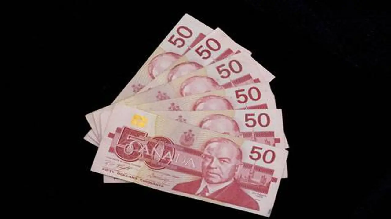 ارتفاع طفيف في سعر الدولار الكندي قبل الموعد النهائي بشأن إيران